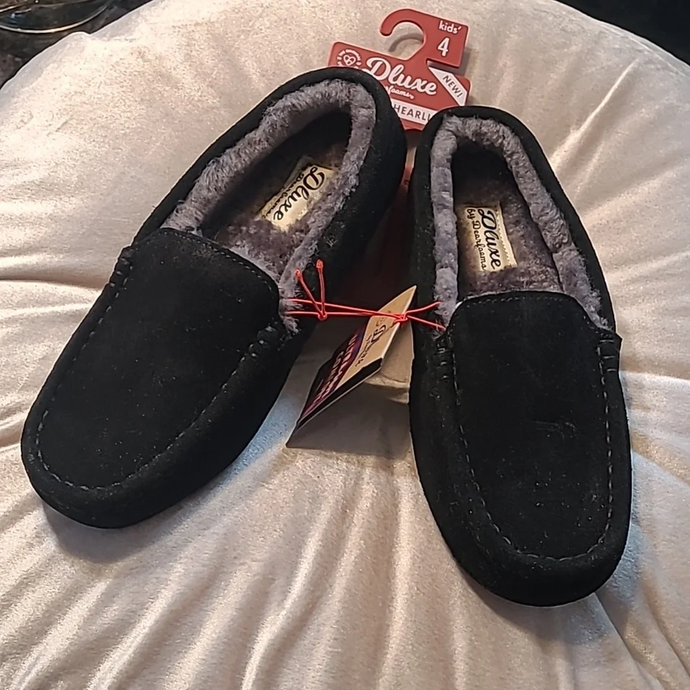 New with tags! Kids 4 genuine suede deluxe memory foam cushion black slippers